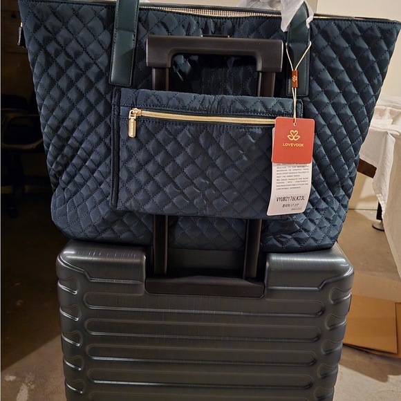 SOLD LOVEVOOK Green Quilted Tote Bag With Wristlet - Picture 10 of 10